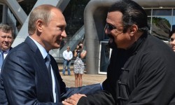 Vladimir Putin i-a acordat cetățenia rusă actorului american Steven Seagal