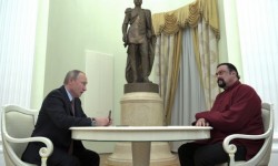 Vladimir Putin i-a dat pașaportul rusesc lui Steven Seagal