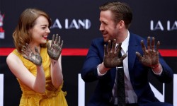 VIDEO Actorii Emma Stone și Ryan Gosling și-au lăsat amprentele în cimentul de la Hollywood