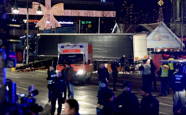 Camion intrat în mulțimea de la târgul de Crăciun din Berlin: 12 morți și 48 de răniți
