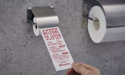 Toaletele de pe un aeroport japonez, echipate cu hârtie pentru dezinfectarea ecranului smartphone-ului