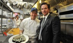 Actorul Mark Wahlberg și fratele său își vor extinde lanțul de restaurante de familie în China