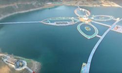 VIDEO Cunoscută pentru atracțiile extreme, China revine cu cel mai lung pod plutitor din lume