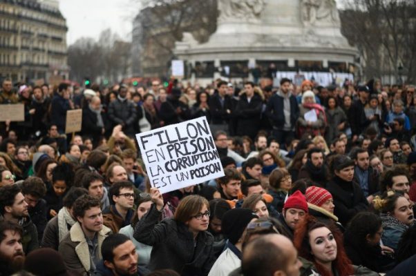 Franța: Manifestații pentru a denunța “corupția” din politică