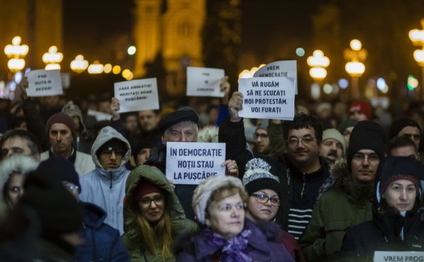 Protestele au continuat luni seară în București și în câteva orașe din țară – grupaj