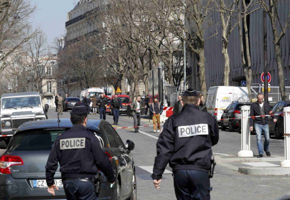 Anarhiștii greci ar fi probabil la originea coletului-capcană care a explodat la sediul FMI din Paris (poliția elenă)