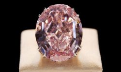 Licitație la Hong Kong: Se așteaptă o sumă record pentru celebrul diamant “Pink Star”