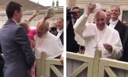 VIDEO O fetiță de trei ani i-a ”furat” papei Francisc tichia albă de pe cap