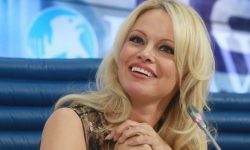Pamela Anderson lasă să plutească misterul asupra unei eventuale relații romantice cu Julian Assange