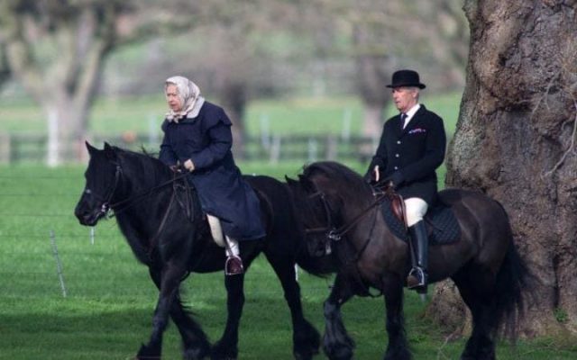 Regina Elisabeta a II-a a Marii Britanii a fost fotografiată călare în ajunul împlinirii a 91 de ani