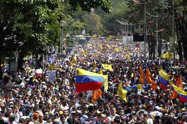 Doi tineri și un militar au fost uciși în timpul protestelor din Venezuela