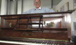 O comoară care conținea sute de monede de aur, descoperită sub clapele unei pianine