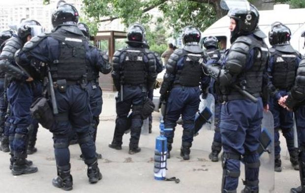 Percheziții la un post de poliție de frontieră din Vaslui; traficanți de țigări, prinși cu tehnică antispionaj