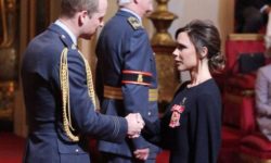 Victoria Beckham a primit o decorație din mâinile prințului William