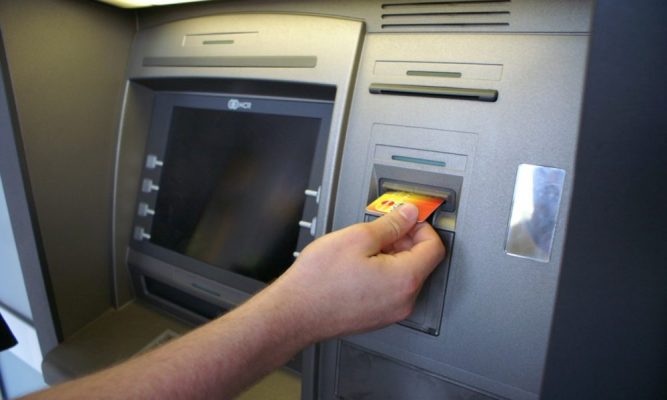Arad: Explozie de mică intensitate provocată la un bancomat din municipiul reşedinţă de presupuşi hoţi