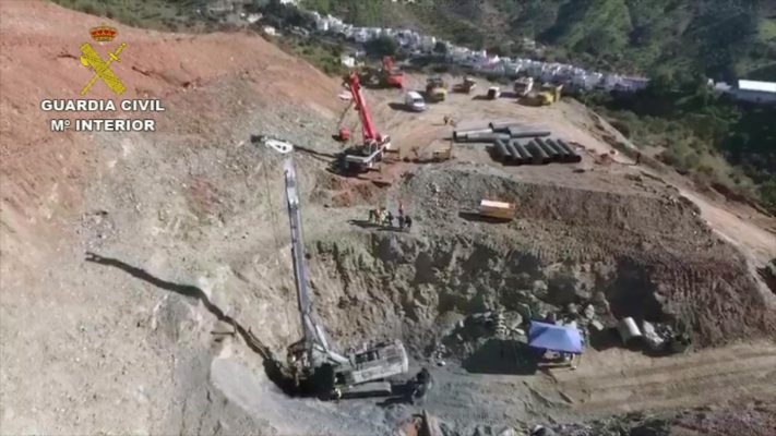 Spania – Salvatorii au ajuns la doi metri de locul în care s-ar afla un băieţel blocat într-un puţ