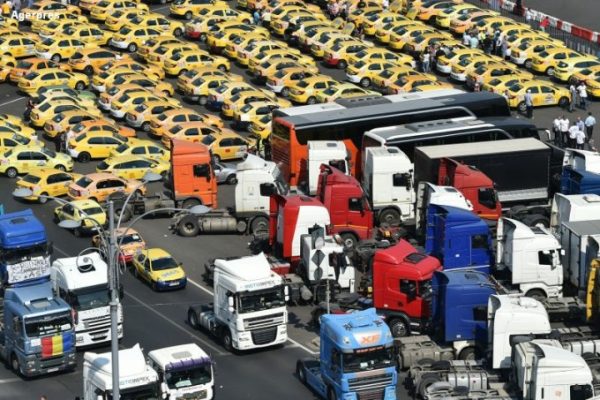 COTAR: Transportatorii autorizaţi protestează miercuri în faţa Guvernului; 2.000 de maşini vor fi parcate în Piaţa Victoriei