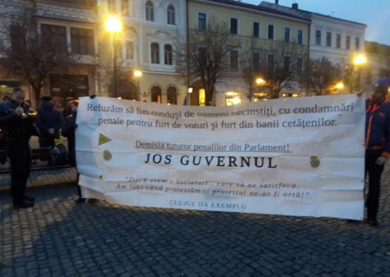 Cluj: Circa 60 de persoane au manifestat pentru susţinerea iniţiativei “Fără penali în funcţii publice”
