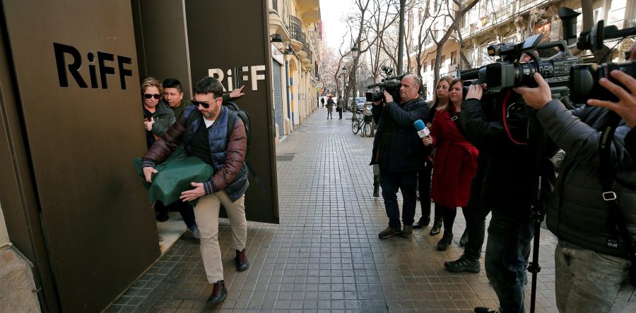 O femeie a murit şi 29 de persone s-au simţit rău după ce au mâncat într-un restaurant din Valencia