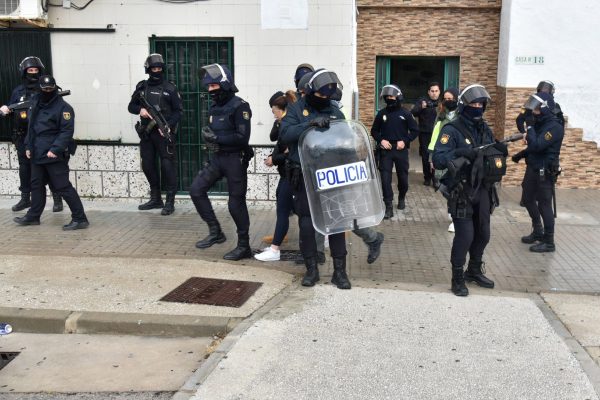 Poliţia desfiinţează cel mai mare laborator de falsificare a documentelor oficiale din Spania
