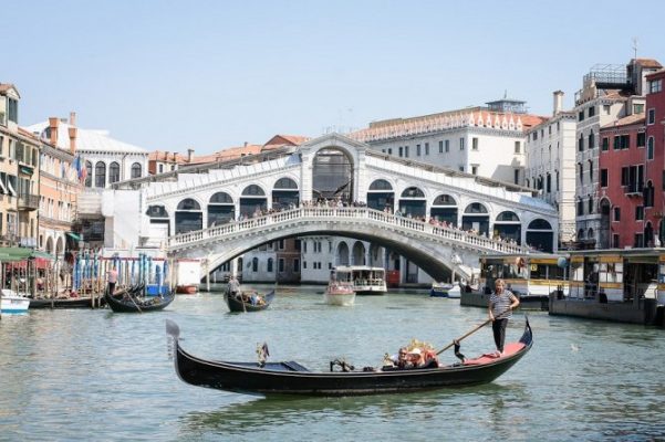 Veneţia ar putea percepe o taxă turistică de 3 euro pentru vizitele de o zi