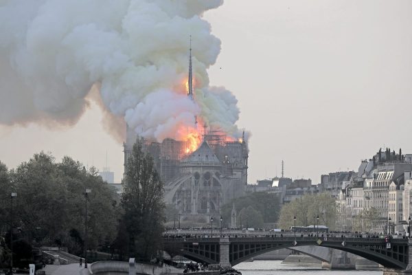 VIDEO Celebra catedrală Notre-Dame din Paris, cuprinsă de flăcări