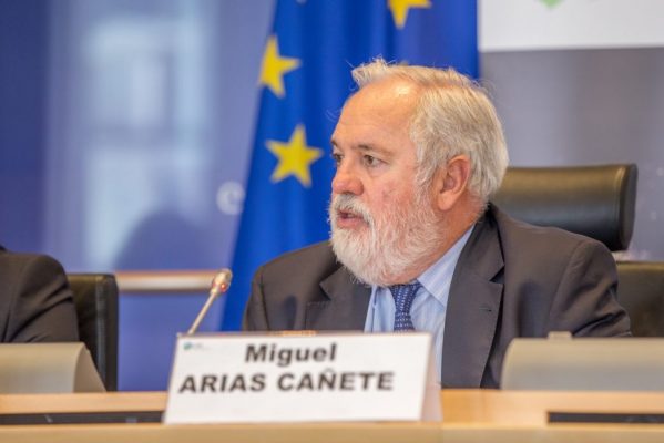 Comisarul european pentru Energie, la Bucureşti: Cerem statelor membre să elimine preţurile reglementate şi să deschidă piaţa