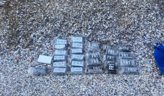 VIDEO Constanța: Pachete cu droguri de mare risc abandonate pe plajă și în apele mării