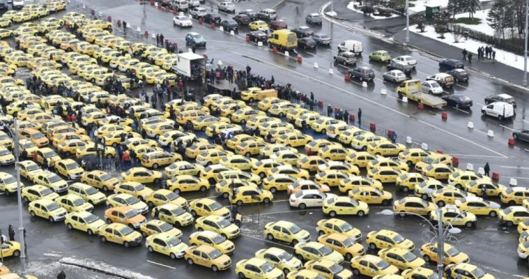 Transportatorii protestează miercuri în Piaţa Victoriei