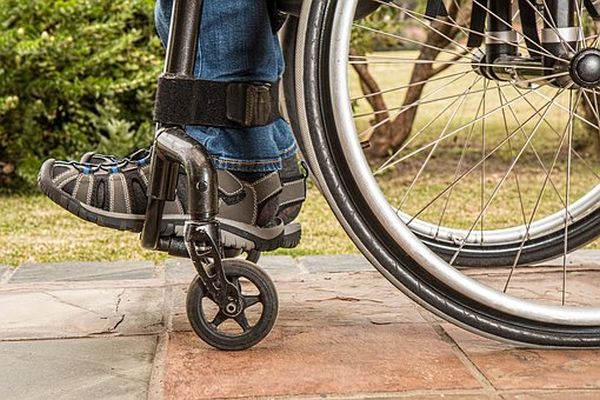 VIDEO Persoanele cu dizabilităţi vor primi un voucher de 5.000 de euro pentru achiziţia de dispozitive asistive
