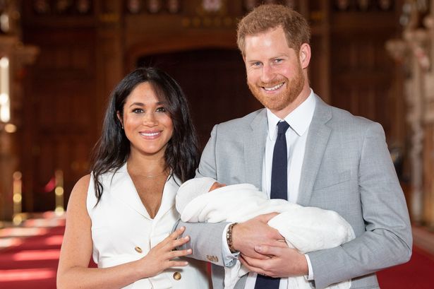 Prinţul Harry şi soţia sa, Meghan, au prezentat lumii primul lor copil
