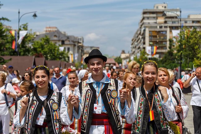 RomânIA Autentică în straie de festival la ediţia a IV-a, în Hobiţa, Iaşi şi Braşov