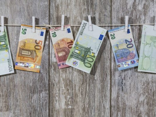 Harghita: Peste 100 de bancnote contrafăcute în euro şi dolari, descoperite şi scoase din circulaţie de poliţişti