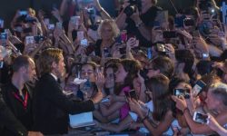 Brad Pitt, întâmpinat cu ovaţii pe covorul roşu la Festivalul de Film de la Veneţia