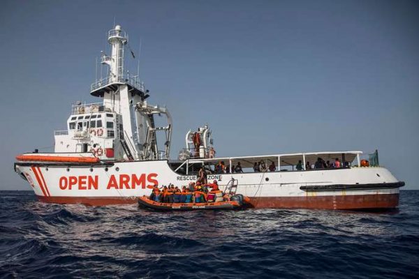 ”Open Arms” cere azil Spaniei pentru 31 de minori aflaţi la bordul navei sale blocate în Mediterana