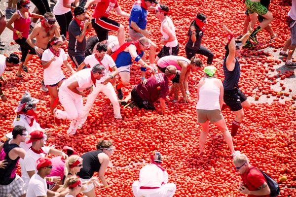 Tomatina – Mii de persoane au participat miercuri la o celebră bătaie cu tomate organizată în Spania