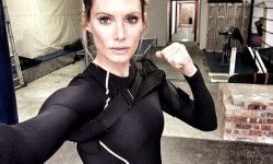 Drama cascadoarei rămasă fără un braţ după un accident pe platourile de filmare în timp ce o dubla pe Milla Jovovich