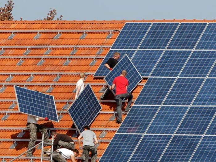 Persoanele fizice se pot adresa de marţi instalatorilor pentru înscrierea în Programul ”Casa Verde Fotovoltaice”