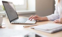 Înlocuirea unei angajate cu un robot, declarată abuzivă în Spania