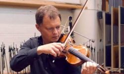 Un muzician aflat în turneu cu Andrea Bocelli şi-a uitat vioara de 250.000 de lire sterline într-un tren