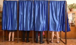 Dolj: Dosar penal după ce mai multe persoane ar fi intrat în acelaşi timp în cabina de vot