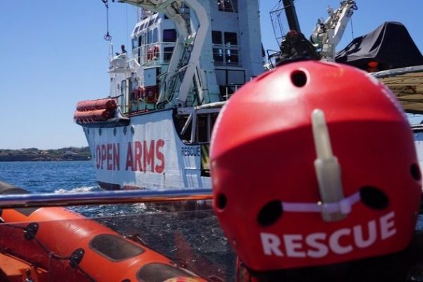 Open Arms a salvat 73 de migranţi aflaţi pe o barcă în derivă pe Marea Mediterană, dintre care 26 minori