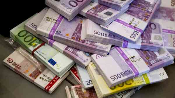 Germania – Un bărbat a returnat un rucsac în care se aflau 16.000 de euro, uitat sub un copac