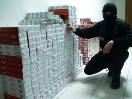 IGPR: Peste 3 milioane de ţigarete confiscate de poliţişti în Timiş şi Arad; 10 persoane reţinute pentru contrabandă