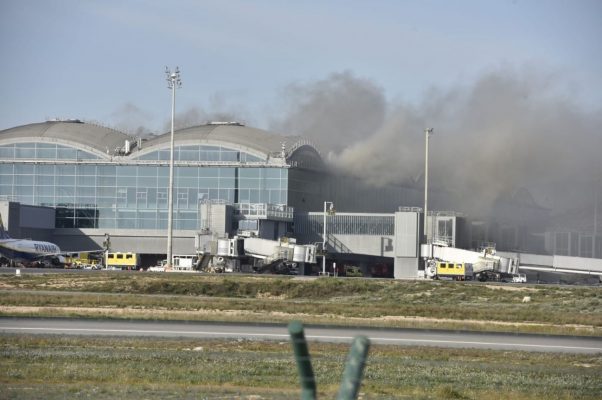 Un aeroport dintr-o regiune turistică din Spania, evacuat din cauza unui incendiu