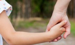 Neamţ: DGASPC caută persoane dornice să devină asistenţi maternali