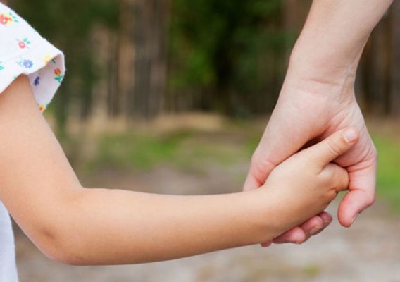 Neamţ: DGASPC caută persoane dornice să devină asistenţi maternali