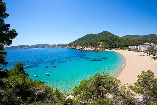 Insulele Baleare închid traficul aerian şi maritim pentru a limita răspândirea pandemiei