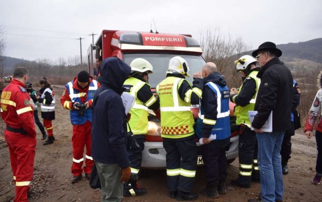 Mureş: Muncitorii dintr-un tunel, surprinşi de incendiu şi de prăbuşirea unei structuri, evacuaţi în cadrul unui exerciţiu