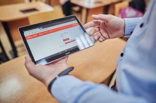 Premierul Orban cere organizarea de cursuri online pe durata suspendării orelor în şcoli
